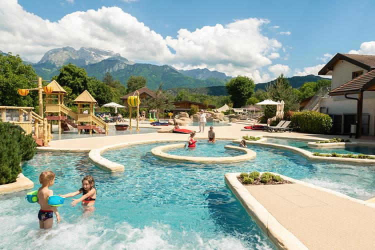 Le Camping Europa vous invite à profiter de son espace aquatique complet, entièrement dédié au plaisir et à la détente pour toute la famille.