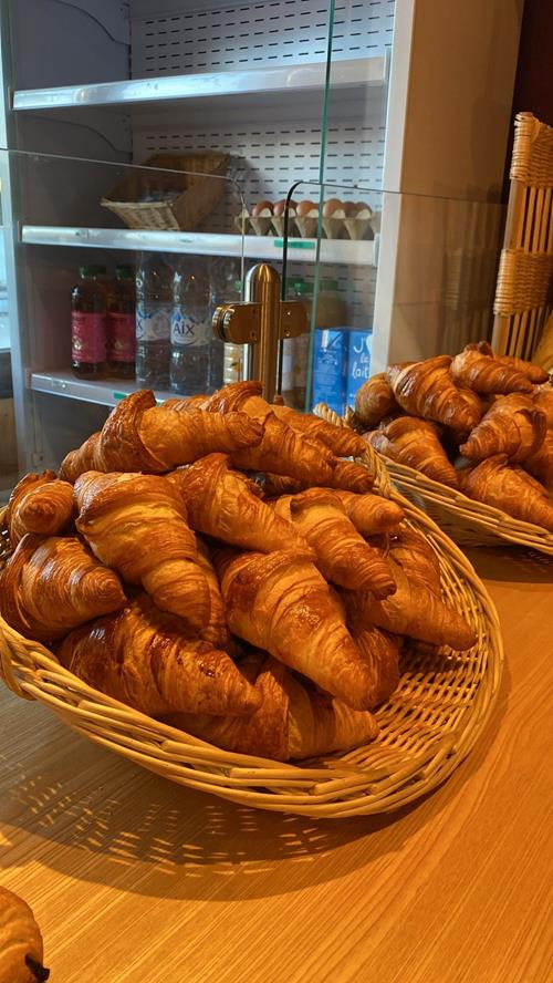 Le plaisir du petit déjeuner au Camping Europa : pain frais, viennoiseries et produits locaux